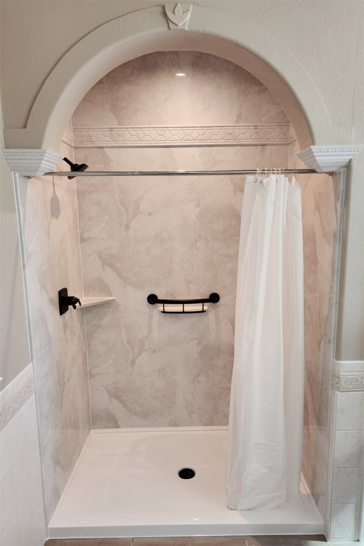 light-stone-look-shower-surround-with-built-in-corner-shelf-ff8c587e